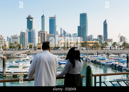 Kuwait-Stadt Skyline von Souk Shark Mall und Kuwait Hafen gesehen Stockfoto