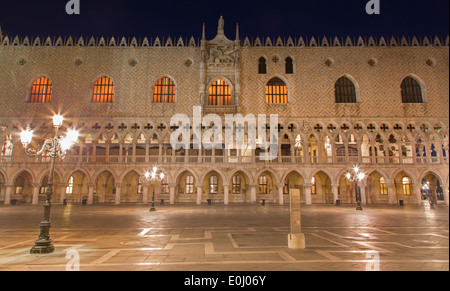 Venedig - Dogenpalast in der Nacht Stockfoto