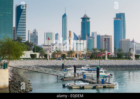 Kuwait-Stadt Skyline von Souk Shark Mall und Kuwait Hafen gesehen Stockfoto