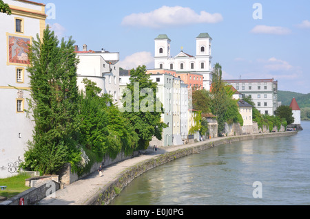 Pastellfarbenen Apartment Wohnungen entlang dem Inn, Passau, Deutschland. Kirche St. Michael Stockfoto