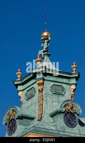 Barocke Turmspitze mit Abbildung des Atlas am Turm im Wilanów Palast in Warschau, Polen Stockfoto