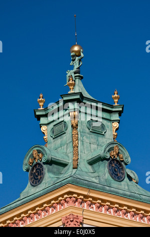 Barocke Turmspitze mit Abbildung des Atlas am Turm im Wilanów Palast in Warschau, Polen Stockfoto