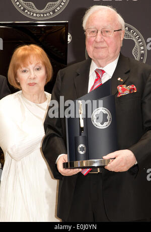 Berlin, Deutschland. 14. Mai 2014. Unternehmer, Kunstsammler und Mäzen Heiner Pietzsch und seine Frau Ulla darstellen nach Erhalt der "Montblanc De La Culture Arts Patronage Award" im Hotel de Rome in Berlin, Deutschland, 14. Mai 2014. Die Montblanc Cultural Foundation hat seit 1992 die Auszeichnung verliehen. Foto: Jörg CARSTENSEN/Dpa/Alamy Live News Stockfoto