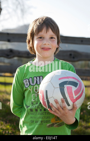 Junge, spielen im Freien. Stockfoto