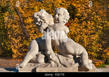 Kuss, allegorische Barockplastik im oberen Garten im Wilanów Palast in Warschau, Polen Stockfoto