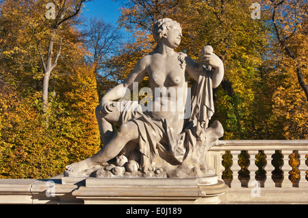 Allegorische Barockplastik im oberen Garten im Wilanów Palast in Warschau, Polen Stockfoto