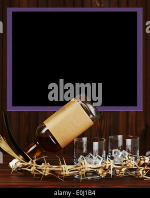 Zwei Gläser mit Eis für Whiskey und Flasche auf dunklem Holz. Stockfoto