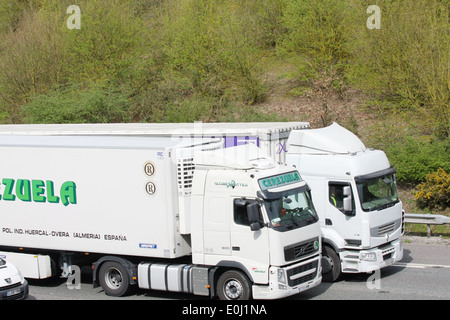 Zwei Lastwagen unterwegs auf der Autobahn M20 in Kent, England Stockfoto