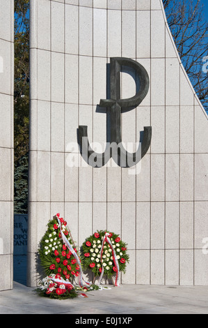 Kotwica (Anker), WW2 Emblem des polnischen Staates geheim und Armia Krajowa (Heimatarmee) am Home-Armee-Denkmal in Warschau, Polen Stockfoto