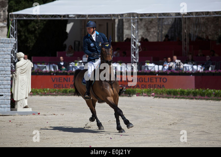 Jens Fredricson Schwedens auf Lunatic auf der Piazza di Siena Springreiten Veranstaltung in Rom im Mai 2013 5/24/13 Stockfoto