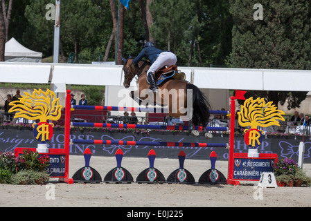 Jens Fredricson Schwedens auf Lunatic auf der Piazza di Siena Springreiten Veranstaltung in Rom im Mai 2013 5/24/13 Stockfoto