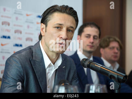 (140514)--ZAGREB, 14. Mai 2014 (Xinhua) - kroatischen Fußball-Trainer Niko Kovac Teamgespräche während einer Pressekonferenz in Zagreb, Kroatien, 14. Mai 2014. Kovac zeigte die Liste der Spieler für die WM in Brasilien Mittwoch. (Xinhua/Miso-Lisanin) Stockfoto