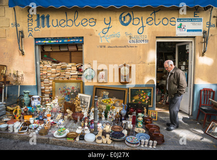 Nippes zum Verkauf auf dem Rastro Flohmarkt rund um Lavapies und Embajadores im Zentrum von Madrid, Spanien. Stockfoto