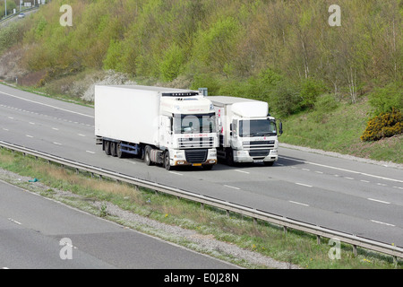 Zwei Lastwagen unterwegs auf der Autobahn M20 in Kent, England Stockfoto