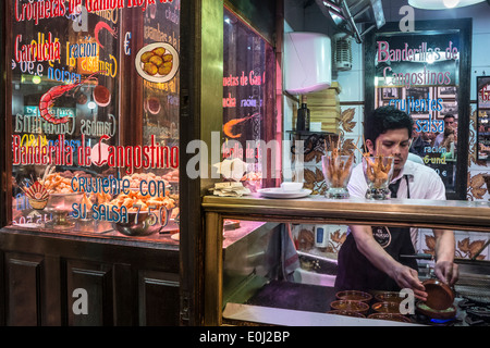 Ein Koch Langostinos, Garnelen, in eine Tapas-Bar in der Nähe der Plaza de Santa Ana im Zentrum von Madrid. Spanien Stockfoto