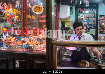 Ein Koch Langostinos, Garnelen, in eine Tapas-Bar in der Nähe der Plaza de Santa Ana im Zentrum von Madrid. Spanien Stockfoto