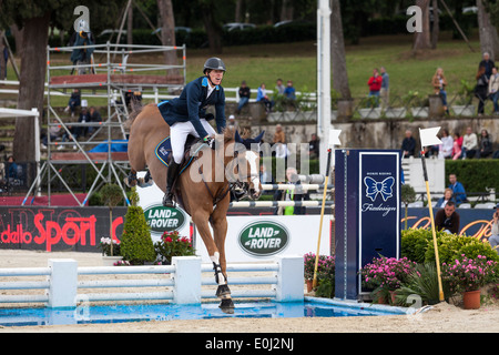 Peder Fredricson Schwedens im Wettbewerb mit den Furusiyya FEI Nations Cup an der Piazza di Siena in Rom 2013 Stockfoto