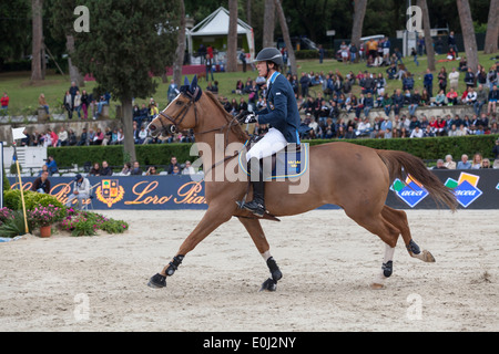 Peder Fredricson Schwedens im Wettbewerb mit den Furusiyya FEI Nations Cup an der Piazza di Siena in Rom 2013 Stockfoto