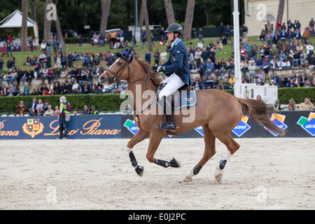 Peder Fredricson Schwedens im Wettbewerb mit den Furusiyya FEI Nations Cup an der Piazza di Siena in Rom 2013 Stockfoto