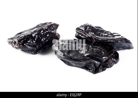 Getrocknete Pflaumen auf weißem Hintergrund Stockfoto