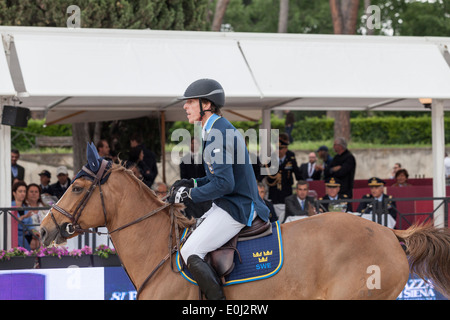 Peder Fredricson Schwedens im Wettbewerb mit den Furusiyya FEI Nations Cup an der Piazza di Siena in Rom 2013 Stockfoto