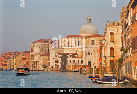 Venedig, Italien - 14. März 2014: Canal Grande im Morgenlicht Stockfoto