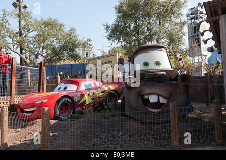 Lightning McQueen und Mater von Autos in der Cars Race Rally Fahrt in den Walt Disney Studios, Marne-la-Vallée, Frankreich. Stockfoto