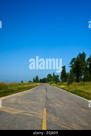 Langer Weg in die Ferne unter einem dramatischen blauen Himmel streckte Stockfoto