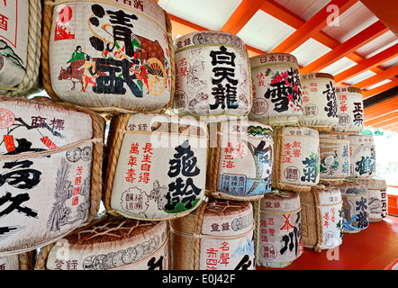 Sake Fässer im Itsukushima-Schrein, Insel Miyajima, UNESCO-Weltkulturerbe, Japan. Stockfoto