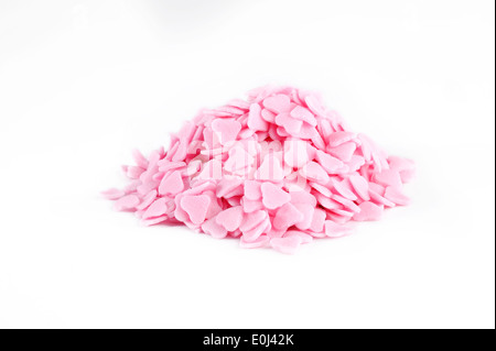 Kleine rosa Zuckerherzen auf weißem Hintergrund Stockfoto