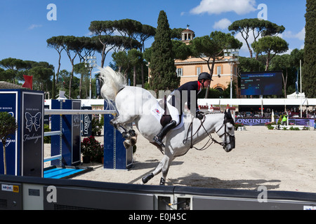 Ben Maher Reiten Cella im Furusiyya FEI Nations Cup Event für Großbritannien. Stockfoto