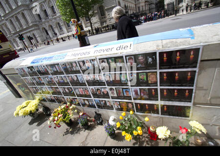 Westminster London UK. 14. Mai 2014. An der Wand gegenüber Downing Street befindet sich ein Schrein mit den Bildern und Namen der Opfer der Euromajdan-Protest in der Ukraine. Die Unruhen im 21. November 2013 begannen Euromajdan, das führte zu den Sturz des ukrainischen Präsidenten Viktor Yanukovytch und den Tod von vielen Demonstranten Credit: Amer Ghazzal/Alamy Live-Nachrichten Stockfoto