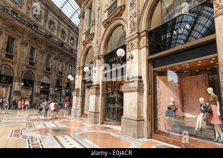 Prada-Geschäft im Einkaufszentrum Galleria Vittorio Emanuele II in Mailand mit Käufern und Touristen bummeln. Stockfoto