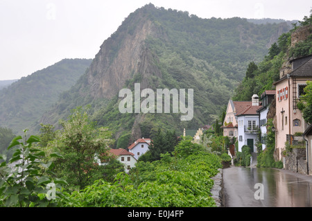 Ein Dorf nach dem Regen in der Wachau, Österreich. Stockfoto