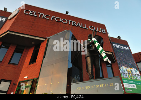 Jock Stein Statue geschmückt mit einem keltischen Schal am Haupteingang zu Celtic Park Stockfoto