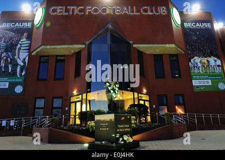 Celtic Park Haupteingang mit Jock Stein Statue trägt einen Schal Stockfoto