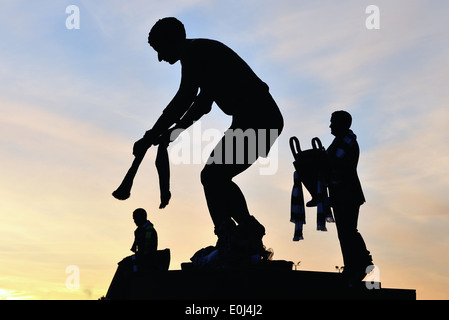 Der Bruder Walfrid, Jimmy Johnstone und Jock Stein Statuen im Celtic Park Silhouette gegen die Glasgow-skyline Stockfoto