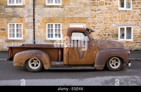 Rostiger Chevrolet 3100 Pickup außerhalb einer Cotswold-Hütte. Chipping Campden, Cotswolds, England Stockfoto