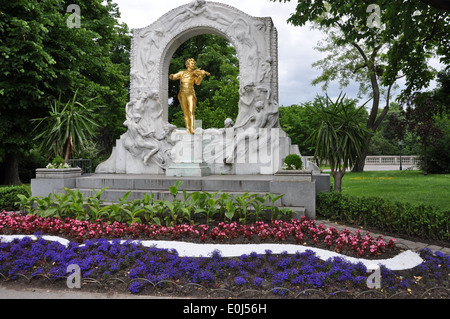 Der vergoldete Bronze-Denkmal von Johann Strauss II, befindet sich im Stadtpark, Vienna. Stockfoto