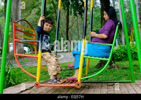 lokalen Mutter und Sohn entspannend auf einer Schaukel im Purwodadi botanischen Garten in der Nähe von Malang Ost-Java-Indonesien Stockfoto