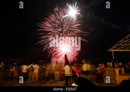 Phnom Penh. 14. Mai 2014. Feuerwerk erleuchten den Himmel von Phnom Penh, Kambodscha am 14. Mai 2014, feiert den 61. Geburtstag der Nation König Norodom Sihamoni. © Phearum/Xinhua/Alamy Live-Nachrichten Stockfoto