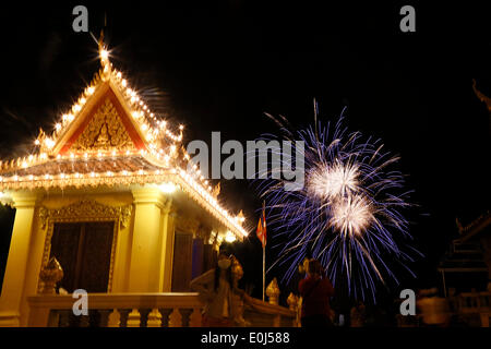 Phnom Penh. 14. Mai 2014. Feuerwerk erleuchten den Himmel von Phnom Penh, Kambodscha am 14. Mai 2014, feiert den 61. Geburtstag der Nation König Norodom Sihamoni. © Phearum/Xinhua/Alamy Live-Nachrichten Stockfoto