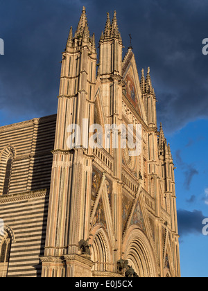 Blick auf die Fassade des Doms in Orvieto, Umbrien, Italien Stockfoto