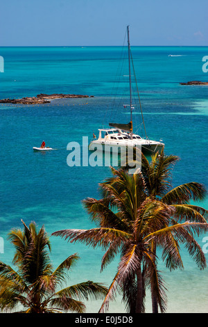 touristich Boot Katamaran in der blauen Lagune entspannen von Isla Contoy Mexiko Stockfoto