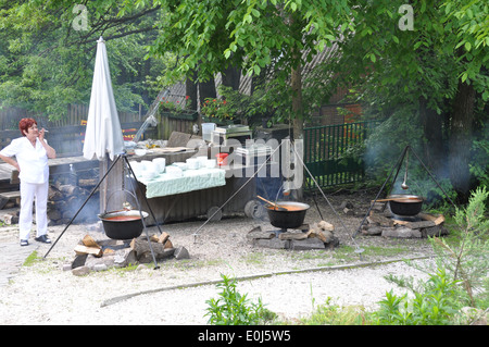 Mittagessen in einem Restaurant, wo das Essen in 3 Kessel über offenen Feuer gekocht wird. Stockfoto