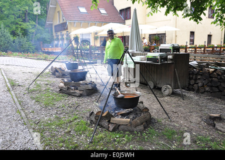 Anhalten zum Mittagessen in ein Restaurant, wo das Essen in 3 Kessel über offenem Holzfeuer gekocht wird. Stockfoto