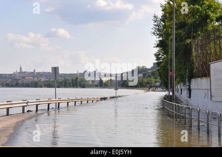 Hochwasser der Donau, Mai 2010. Der Fluss breitet sich auf Nebenstraßen in Budapest. Stockfoto