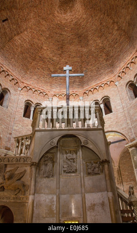 BOLOGNA, Italien - 16. März 2014: Romanische Kirche st. Stephan oder Santo Stefano Kirchen Komplex. Stockfoto