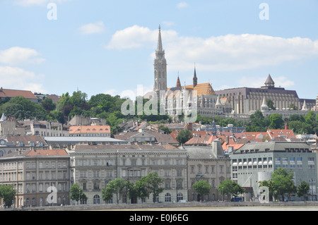 Ansicht von Buda am Ufer der Donau, im Hintergrund kann gesehen Fischerbastei, die Matthiaskirche und das Hilton sein. Stockfoto