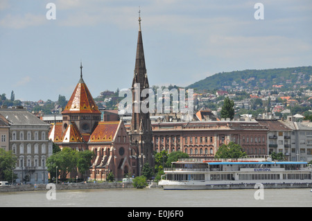 Szilágyi Dezső Square reformierte Kirche, eine evangelische Kirche in Budapest, liegt am Ufer der Donau Stockfoto